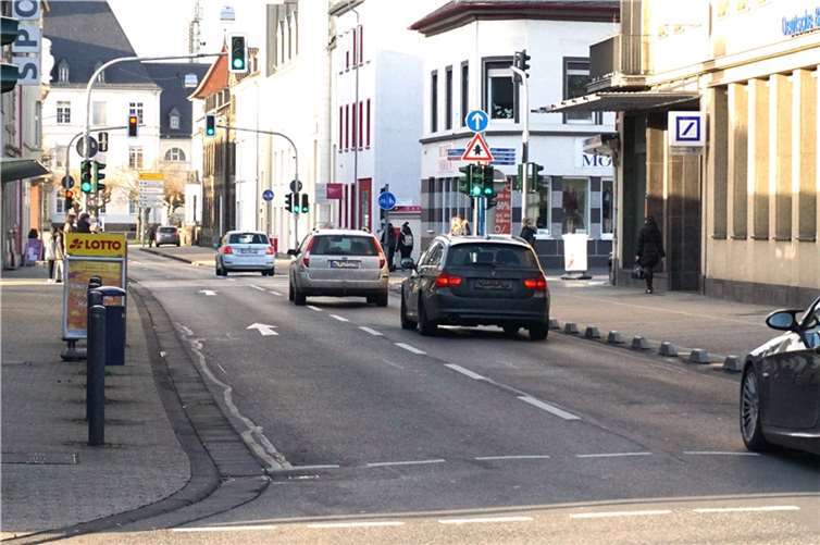 Hermannstraße: Im Herbst 2021 machten SPD, FDP und Bürgerliste vergeblich einen Vorstoß in Richtung Tempo 30 Zone in der City. Fotos: FF