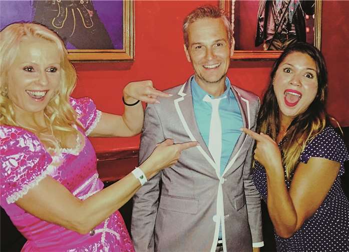 Hermes House Band - Europas Party-Band Nr. 1 rockt das HÜTTENGAUDI-Zelt. „Hüttengaudi-Queen“ Ulrike Kriegler (li.) hat mit Sängerin Sally und Sänger Jop schon Freundschaft geschlossen. privat