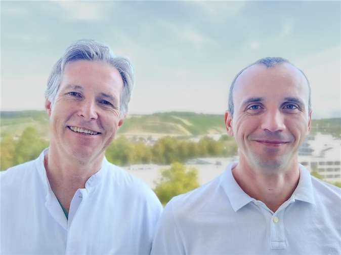 Kleine Schnitte, große Wirkung Hernien-Experten des Krankenhauses Maria Hilf in Bad Neuenahr-Ahrweiler laden zum Infoabend: Prof. Dr. Klaus Prenzel (Chefarzt Allgemein- und Viszeralchirurgie) sowie Oberarzt Adrian Cozariuc (v.l.) Foto:Carina Bell | Marienhaus