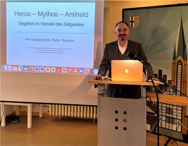 „Heros - Mythos - Antiheld“ unter diesen programmatischen Titel stellte der Mittelalterforscher und Bonner Privatdozent Dr. Peter Glasner den Vortrag, den er am 28. April im Odendorfer Zehnthaus über die Figur des Drachentöters Siegfried hielt. Foto: privat