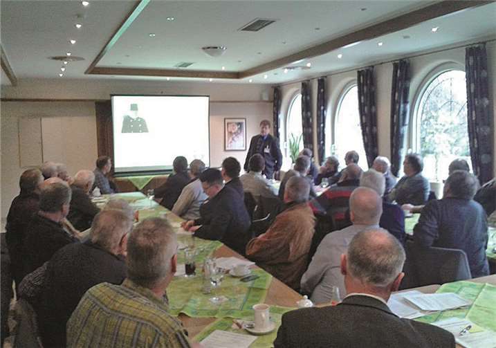 Herr Albus von der Schornsteinfegerinnung informiert die Mitglieder über die Neuerungen der Bundesimmisionsschutzverordnung. privat