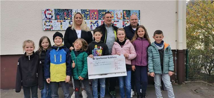 Herr Appelbaum und Herr Freiberg übergeben den Klassensprechern / Klassensprecherinnen und Frau Scharf vom Förderkreis den Scheck.  Foto: GS Stromberg