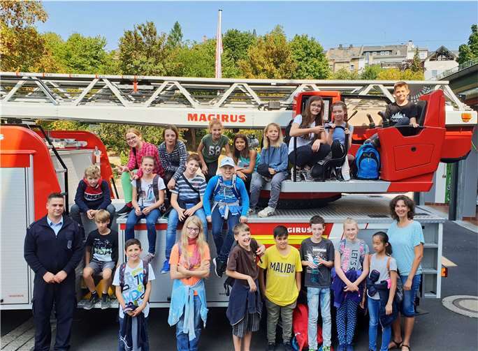 Herr Barbanus zeigte den Schülern des Gymnasiums im Kannenbäckerland auch die großen roten Fahrzeuge.
