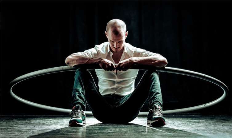 „Herr Benedict“: Ob an den Strapaten oder am Cyr Wheel, er entführt sein Publikum in eine Traumwelt aus Poesie, Akrobatik und kraftvoller Dynamik.  Foto: Chack ( Hakan Kizil )