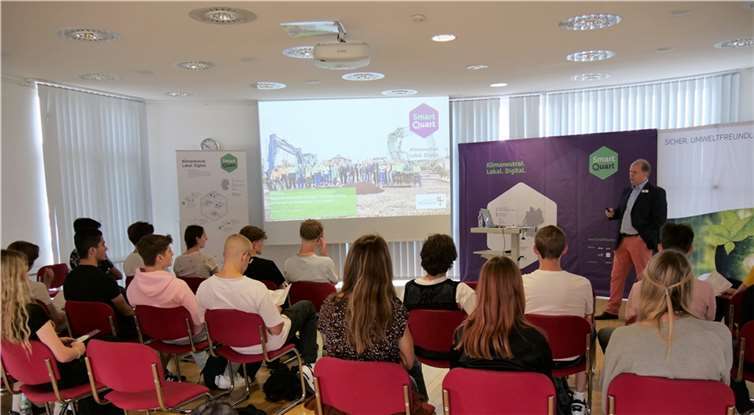 Herr Diederichs-Seidel, Projektleiter von SmartQuart Kaisersesch, erklärte, dass in einem Jahr eine 1 MW-Anlage entstehen wird, die täglich 400 kg grünen Wasserstoff produzieren kann.