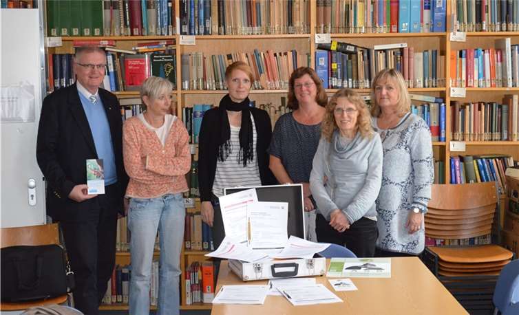 Herr Dr. Poretschkin (v.li.n.re.), WEISSER RING Bonn; Dr. Maria Mensching, St. Marienhospital Bonn; Frau Dr. Doberentz, Institut für Rechtsmedizin Bonn; Frau Schülke, Gleichstellungsstelle der Stadt Bonn; Frau Schulte, Beratungsstelle gegen sexualisierte Gewalt und Frau Küsters, Opferschutzbeauftragte der Polizei Bonn. privat