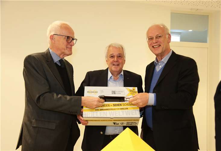 Herr Dr. Rüttgers und Herr Scharping gaben ihre gebrauchten Brillen gerne ab.Fotos: privat
