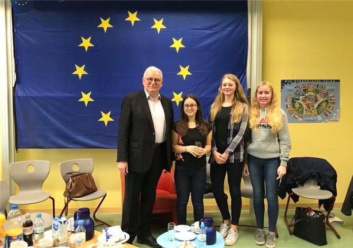 Herr Dr. Werner Langen, Mitglied des Europäischen Parlaments, besuchte die Schüler, um mit ihnen ein Gespräch über die Europäische Union zu führen.