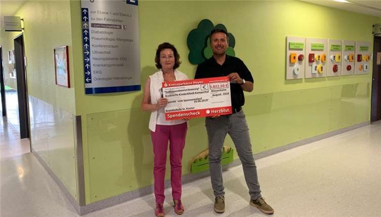 Herr Dr. med. Lobitz (rechts) freut sich über die großzügige Spende. Foto: privat