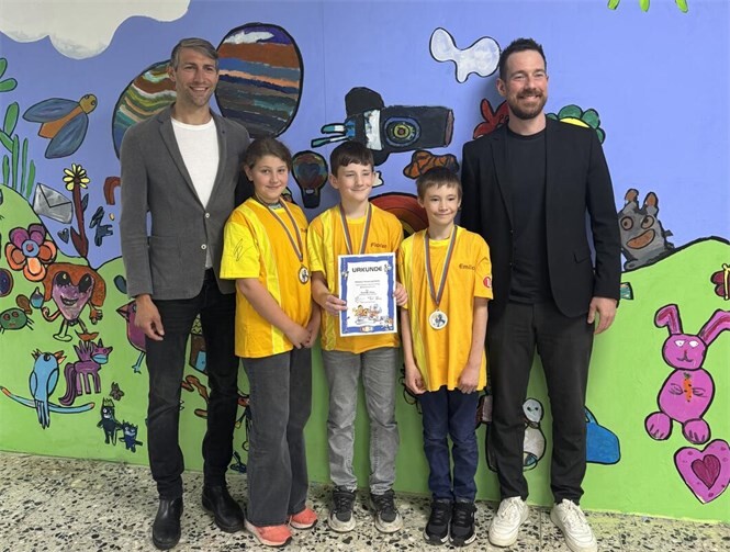 Herr Enke der Klassenlehrer, Raffaela, Florian, Emilio und Herr Beck, Schulleiter.  Foto: privat