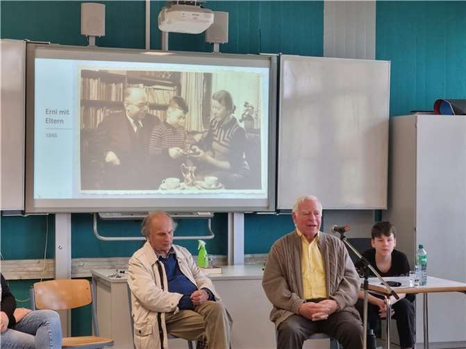 Herr Ernst Krakenberger aus Schwaig wurde begleitet von Herrn Udo Winkler, der das Zeitzeugenprogramm seit Jahren engagiert betreut.  Foto: IRS plus Vallendar