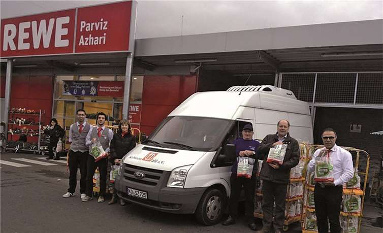 Herr Eyüboglu, Herr Pohl, Frau Schütz, Herr Scherschel, Herr Schütz und Parviz Azahri (v.l.) bei der Spendenübergabe.privat