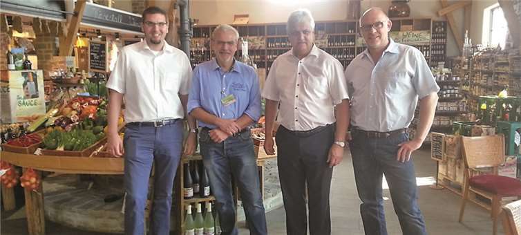 Herr Forstner (Mitglied des Vorstands des Gewerbevereins, Leiter der Wirtschaftsförderung der Gemeinde Wachtberg), Herr Wassmeier (stellv. Leiter der Marktscheune), Herr Geppert (Vorsitzender des Gewerbevereins, Geschäftsführer Riegel & Geppert), Herr Birkner (Mitglied des Vorstands des Gewerbevereins, Geschäftsführer der enewa GmbH) (v.l.n.r.).privat