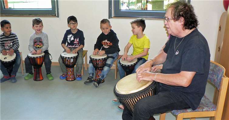 Herr Friedrich zeigte den Kindern auf spielerische Art die Trommeln. Foto: privat