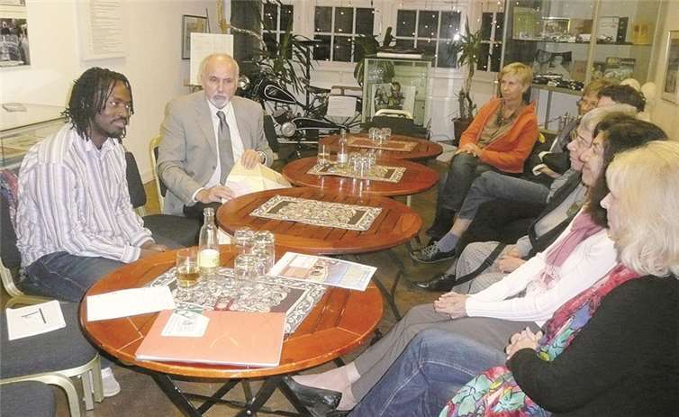 Herr Fuckner und Herr Mutambala diskutieren mit interessierten Zuhörerinnen.  Privat