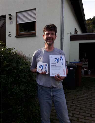 Herr Full nahm die Auszeichnung für sein schwalbenfreundliches Haus entgegen. Franz Michels