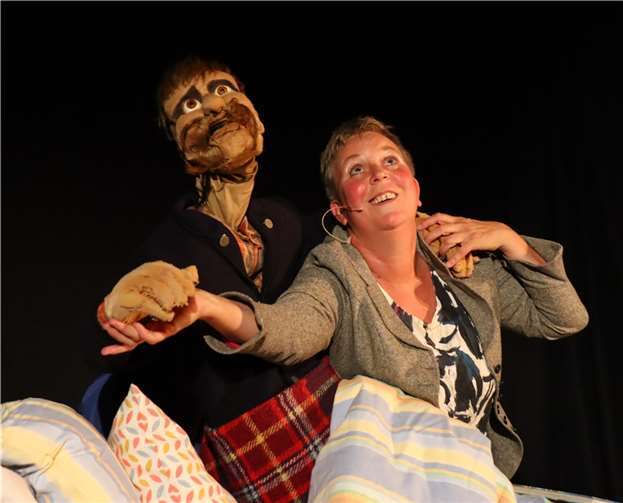 Herr Gerber tanzt gut gelaunt bei einem Besuch mit Tochter Hanne.