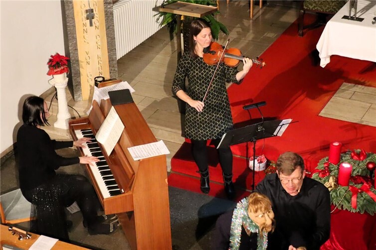„Herr Gerber“ und das duoW feierten in der Kapelle das Seniorenzentrums im Buchfinkenland zusammen mit den Gästen nachdenkliche und hochmusikalische Weihnachten. Foto: Uli Schmidt