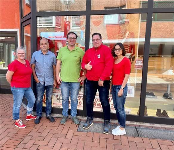 Herr Geron Velten (2. von links) mit Team und Stefan Gerhards stellv. Kommandant (2. von rechts).Foto: privat