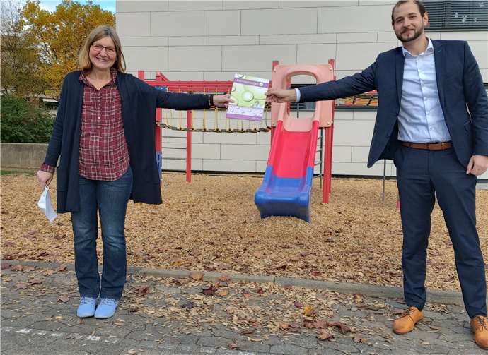 Herr Greven von der Kreissparkasse Köln übergab die Arbeitshefte in Merl. Foto: privat