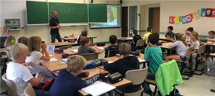 Herr Günter erläuterte der 5a was es bedeutet, mit einer Hörschädigung den Alltag an einem Regelgymnasium zu bewältigen. privat