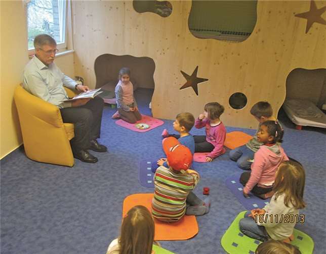 Herr Hahn begeisterte die Kinder mit „Lullemu wer bist du?“.