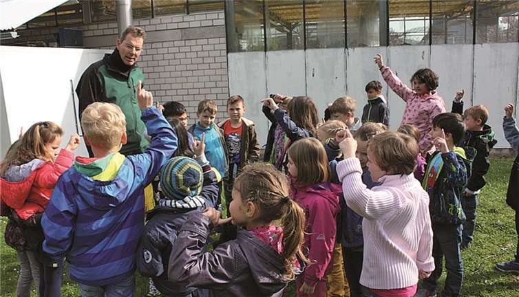 Herr Hammer erklärte den Kindern die Aufzucht und Pflege ebenso wie die Bewässerung und Beschattung der Pflanzen genau. privat