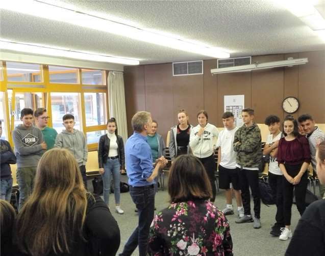 Herr Hanschmidt vom Büro für Zukunft in Köln mit den Schülern und Schülerinnen.