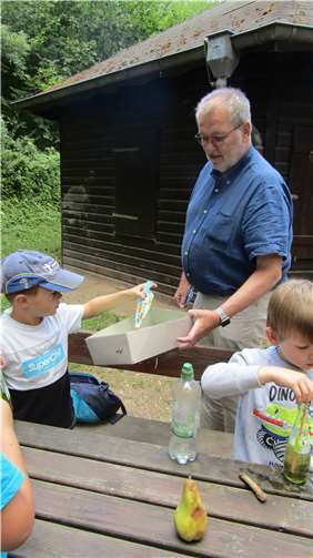 Herr Heitmann besuchte die Schukis an der Wambachhütte und überreichte ihnen zum Abschluss ihrer Kindergartenzeit eine kleine individuelle Überraschung.  Fotos: Haus für Kinder