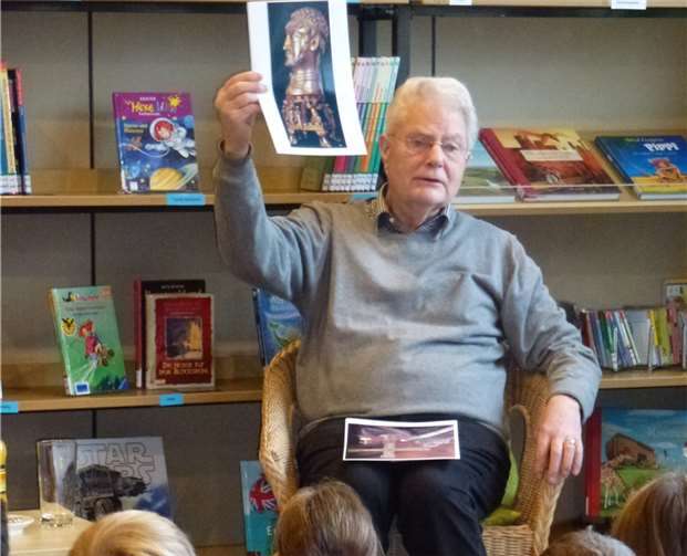 Herr Hennrichs zeigt zum besseren Verständnis ein Bild zum Buch „Der Meisterdieb, Ein Krimi aus dem Mittelalter“.