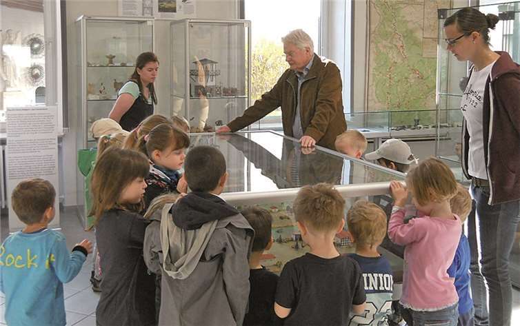 Herr Henrich informierte die Kinder über die Stadtgeschichte. privat