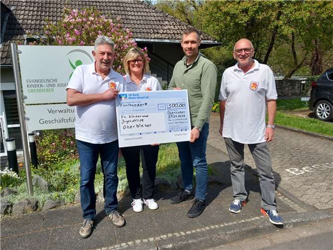 Herr Herzog nahm die großzügige Spende dankend entgegen.  Foto: Ev. Kinder- und Jugendhilfe Oberbieber