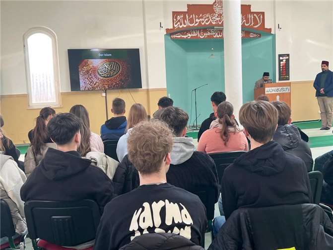 Herr Imam Ansir Ahmad sprach mit den SchülerInnen über Grundsätze des Islam.