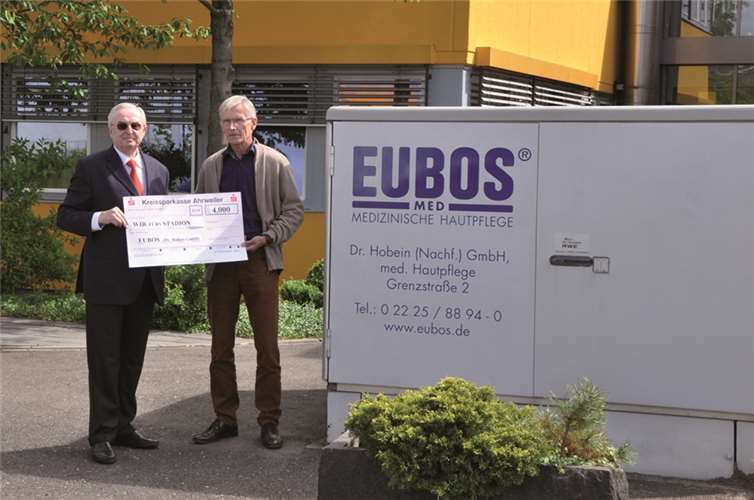 Herr Janssen (links) übergibt 4.000 Euro an Abteilungsleiter Hans Meyer.  Privat