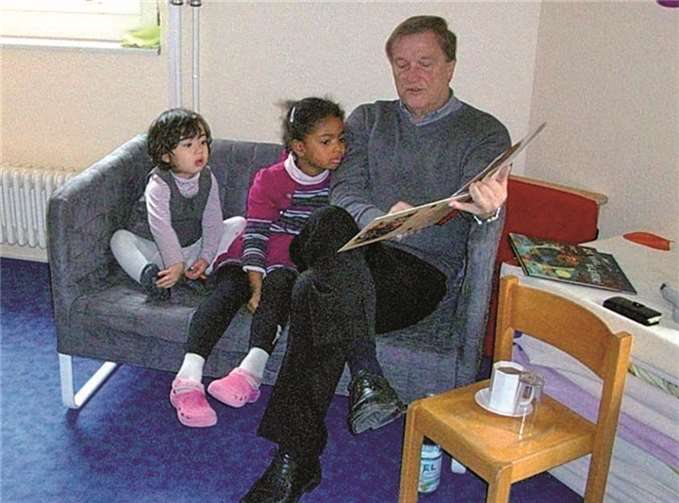 Herr Jung, Stadtbürgermeister Vallendar, erklärte den Kleinen das Bilderbuch.