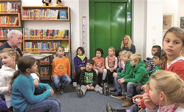 Herr Kalkes erklärte den Kleinen den Aufbau einer Bücherei. privat