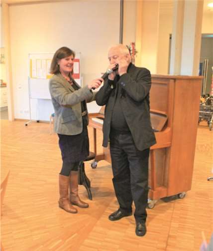 Herr Keiner spielte spontan ein Lied auf seiner Mundharmonika.