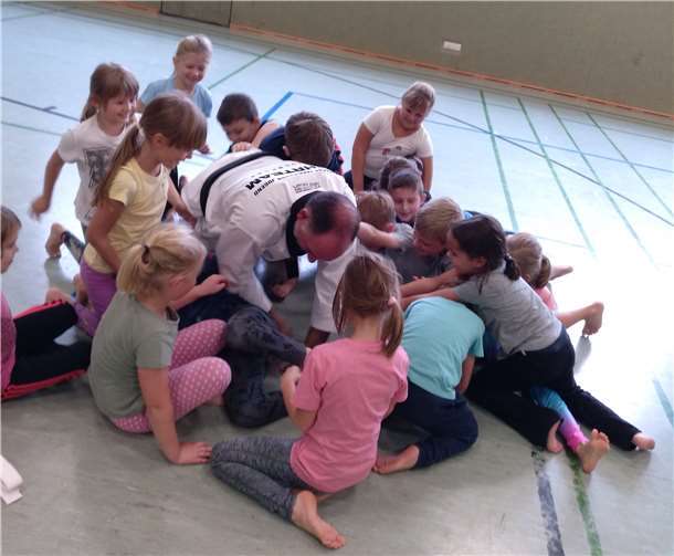 Herr Keller vermittelte den Kindern die Technik des Taekwondos. Foto: privat