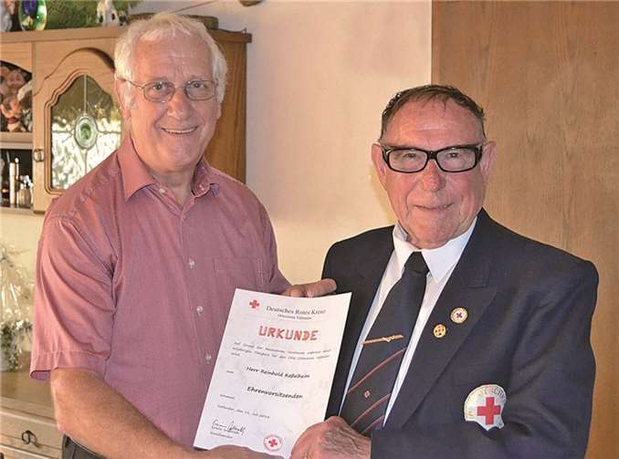 Herr Keßelheim erhielt eine Urkunde, die zum Ehrenvorsitzenden ernennt. privat