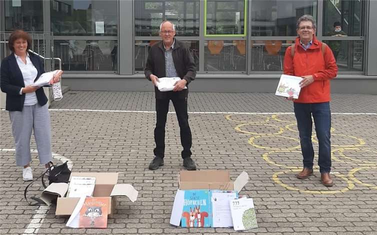 Herr Kessler, Konrektor der Willi-Graf-Schule Neuendorf freut sich über 60 Bücher,die an besonders bedürftige Kinder weitergegeben werden. V.l. Anke Jorzig (Kinderschutzbund), Michael Kessler, Ulf Störmer (Der Lesemann). Quelle: Kinderschutzbund Koblenz