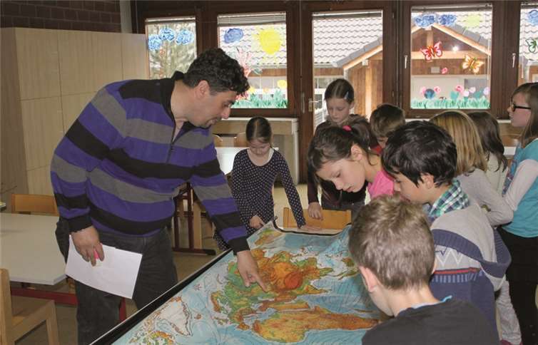 Herr Khalil las eine Geschichte in Arabisch vor und anschließend wurde sein Heimatland auf einer großen Landkarte gesucht.privat