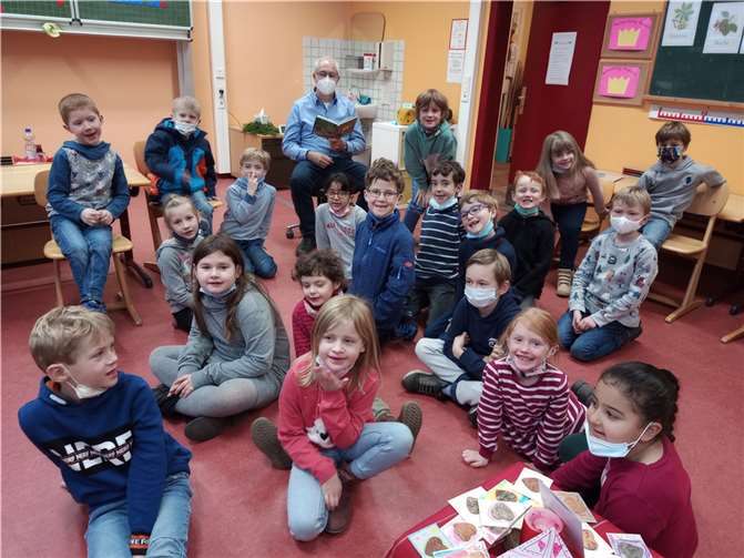 Herr Klöckner verstand es wieder, die Kinder zu fesseln. Foto: Grundschule Niederwerth