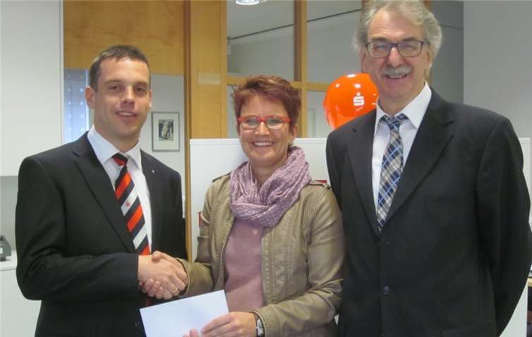 Herr Kremer von der Sparkasse Koblenz überreicht der Kassiererin, Anke Kern und dem Vorsitzenden des Sayner Kirchenchores, Dietmar Müller, einen Scheck zur Anschaffung einer Truhenorgel. Dietmar Müller