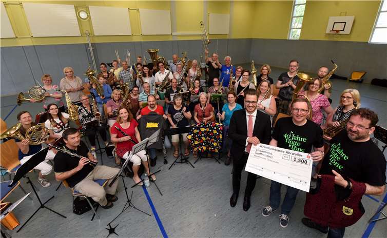 Herr Kriechel von der Kreissparkasse Ahrweiler überreichte den Spendencheck in Höhe von 1.5000 Euro an die Musikfreunde. privat