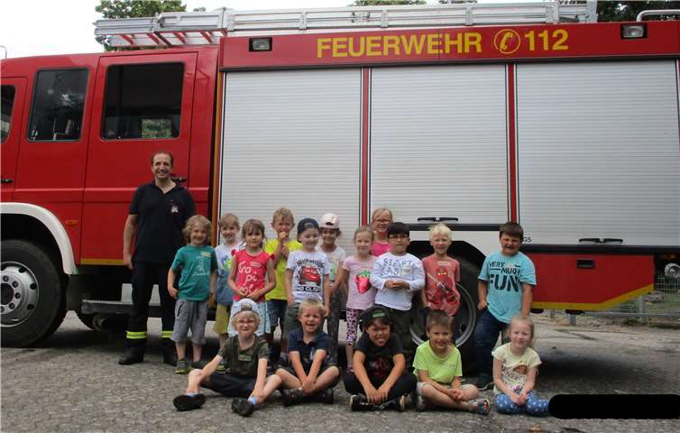 Herr Lembke erklärte den Kinder den Ablauf eines Feuerwehreinsatzes. Foto: privat
