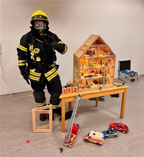 Herr Lembke von der freiwilligen Feuerwehr demonstrierte den Kindern die Arbeit der Feuerwehr.  Foto: privat