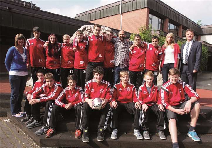 Herr Lindner, Kreissparkasse Ahrweiler, und Frau Heinrichs, Intersport Krumholz, überreichten den Schülern die repräsentativen Trainingsanzüge.  privat