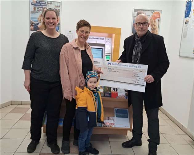 Herr Link überreichte einen symbolischen Scheck.  Foto: privat