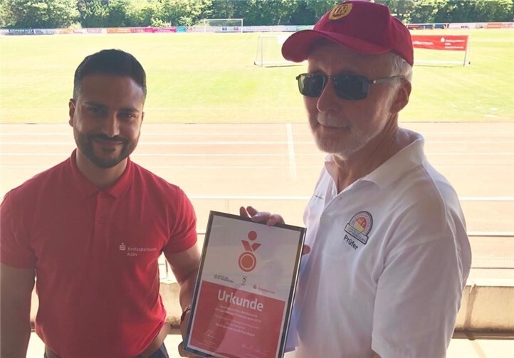 Herr Margarian übergibt die Urkunde an Karl-Heinz Carle (v.l.). Foto: Dieter Schmidt