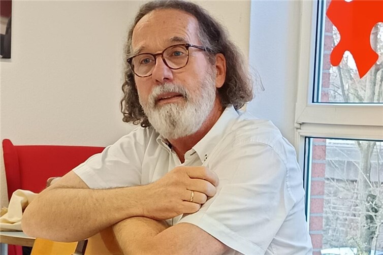 Herr Meyer mit Gitarre – aufmerksam und mittendrin im Gespräch.